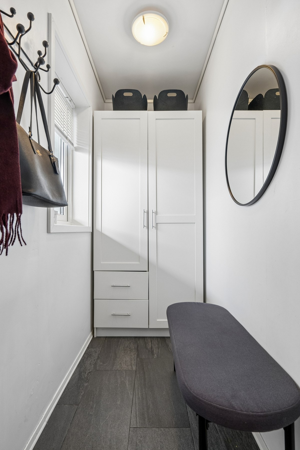Praktisk garderobeløsning i entré Galleribilde