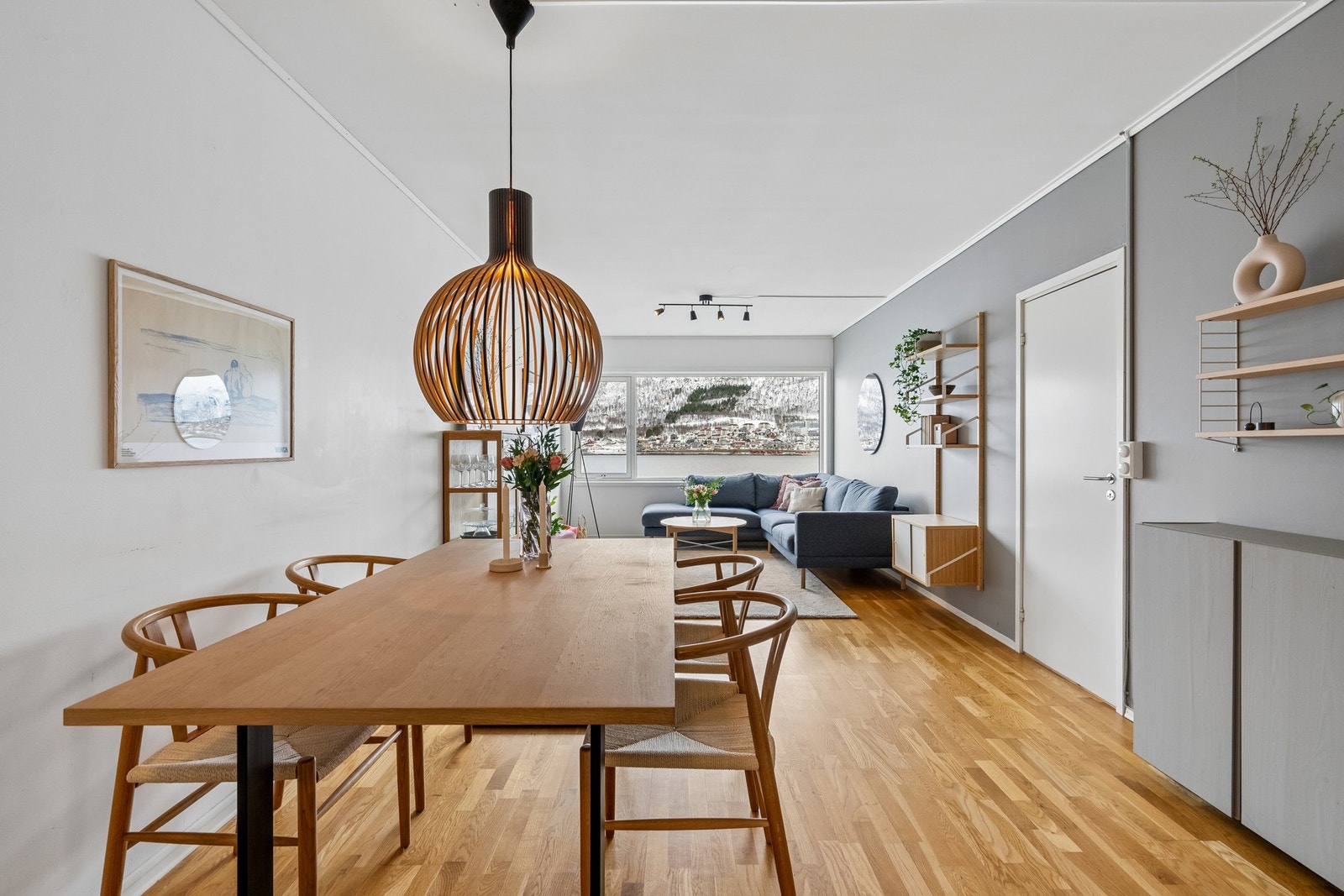 Åpen stue-og kjøkkenløsning som skaper en sosial og hyggelig atmosfære Galleribilde