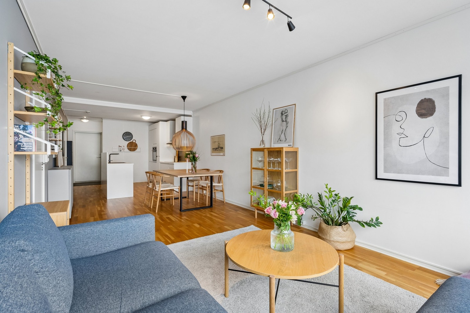 Stuen ligger i tilknytning til spiseplassen og inngår naturlig i boligens åpne oppholdsdel Galleribilde