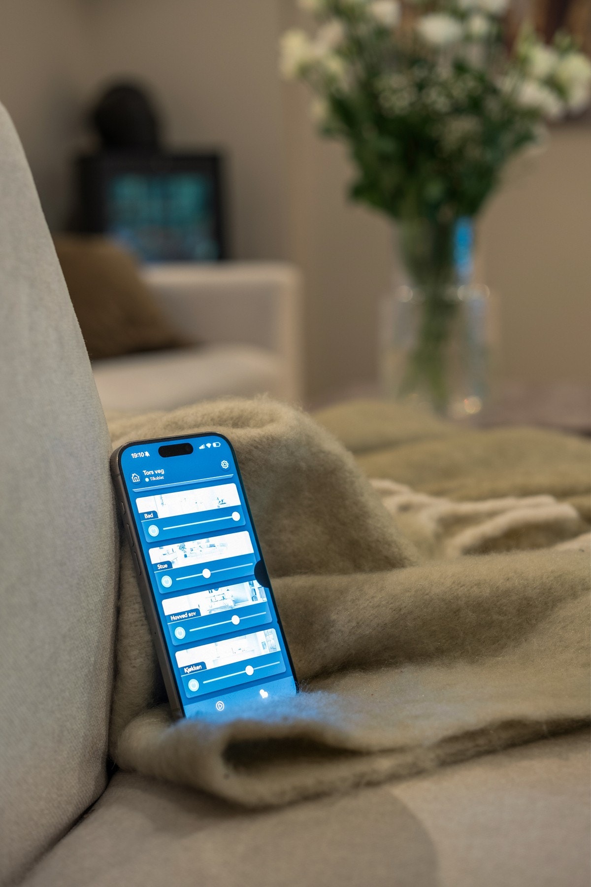 Belysning i leiligheten kan styres via app på telefonen Galleribilde