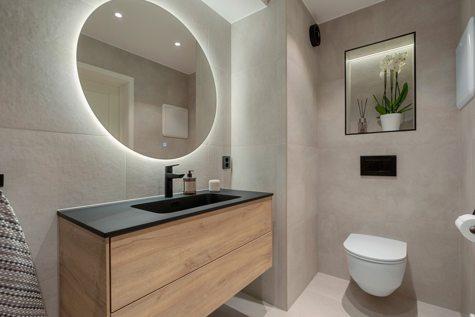 Lekkert flislagt bad fra 2024 med 60x60 fliser på både gulv og vegger Galleribilde