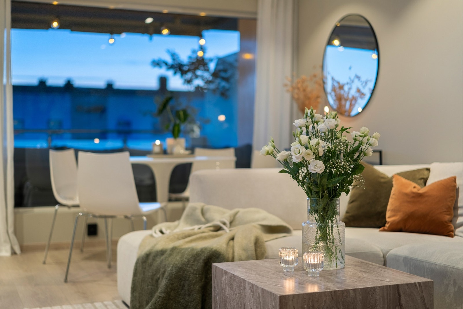 Stuen er på ca. 21,7 kvm oppleves som romslig, og boligen fremstår med moderne og tidsriktige fargevalg Galleribilde