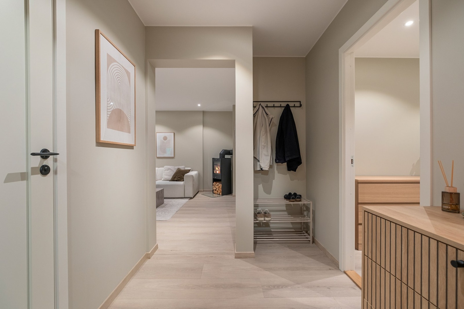 Her er det god plass til å henge fra seg sko og yttertøy Galleribilde