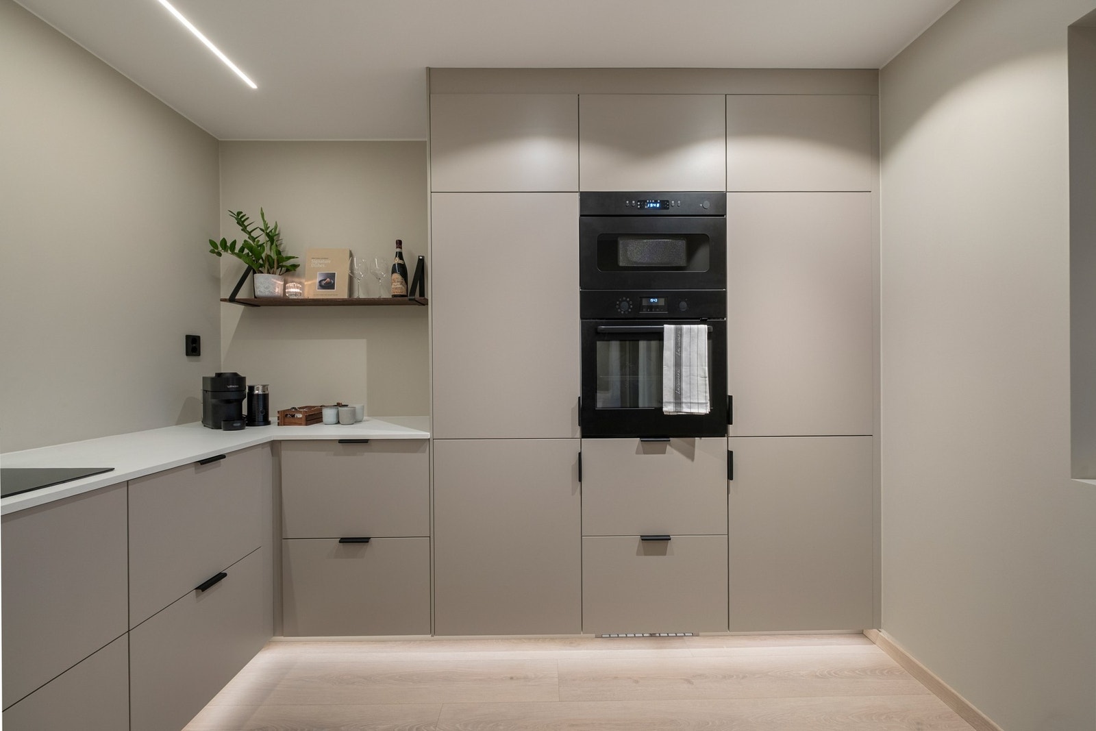 Integrerte hvitevarer som oppvaskmaskin, mikrobølgeovn, stekeovn og kjøle/fryseskap Galleribilde