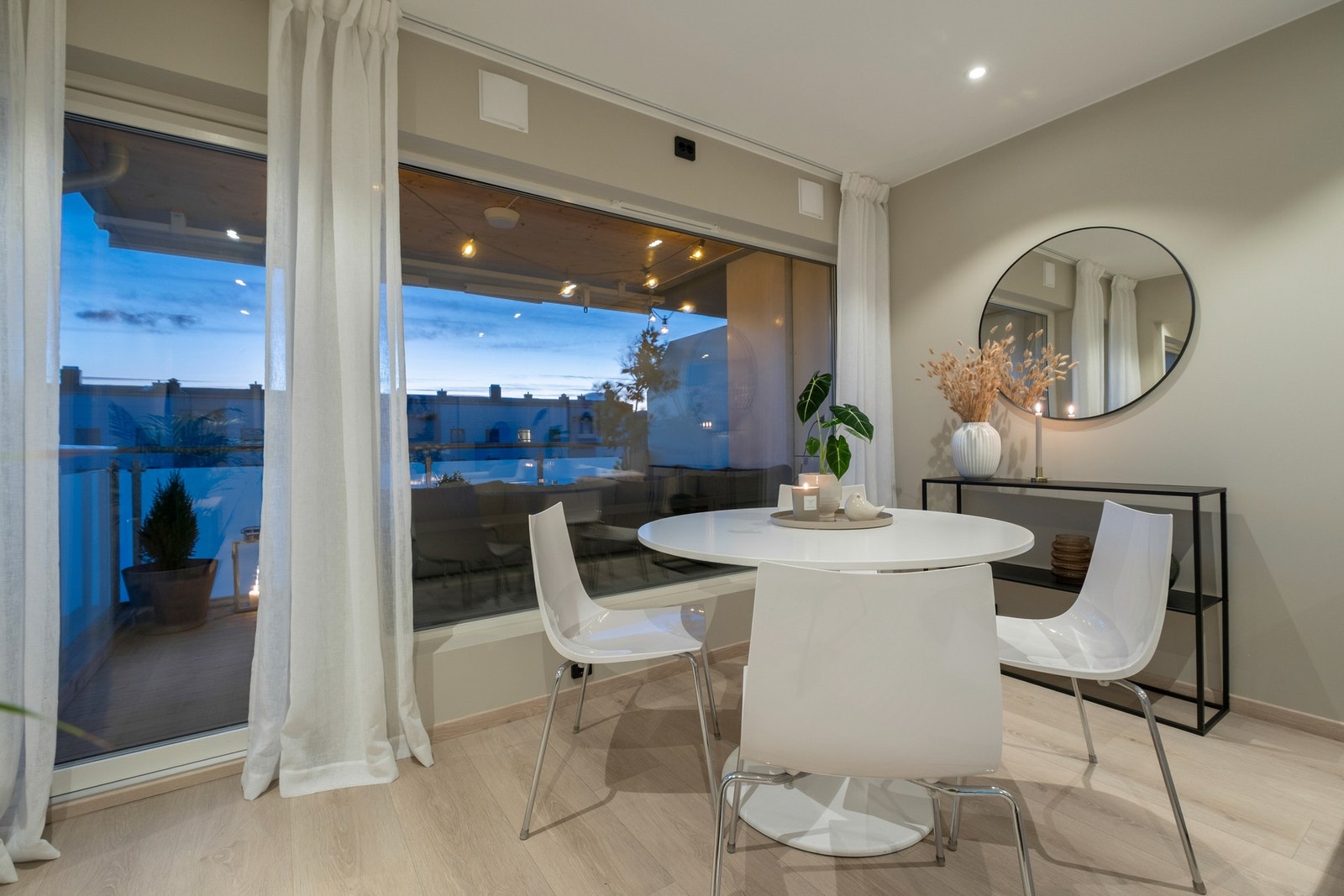 Stuens størrelse gir rom for egen spisesone Galleribilde