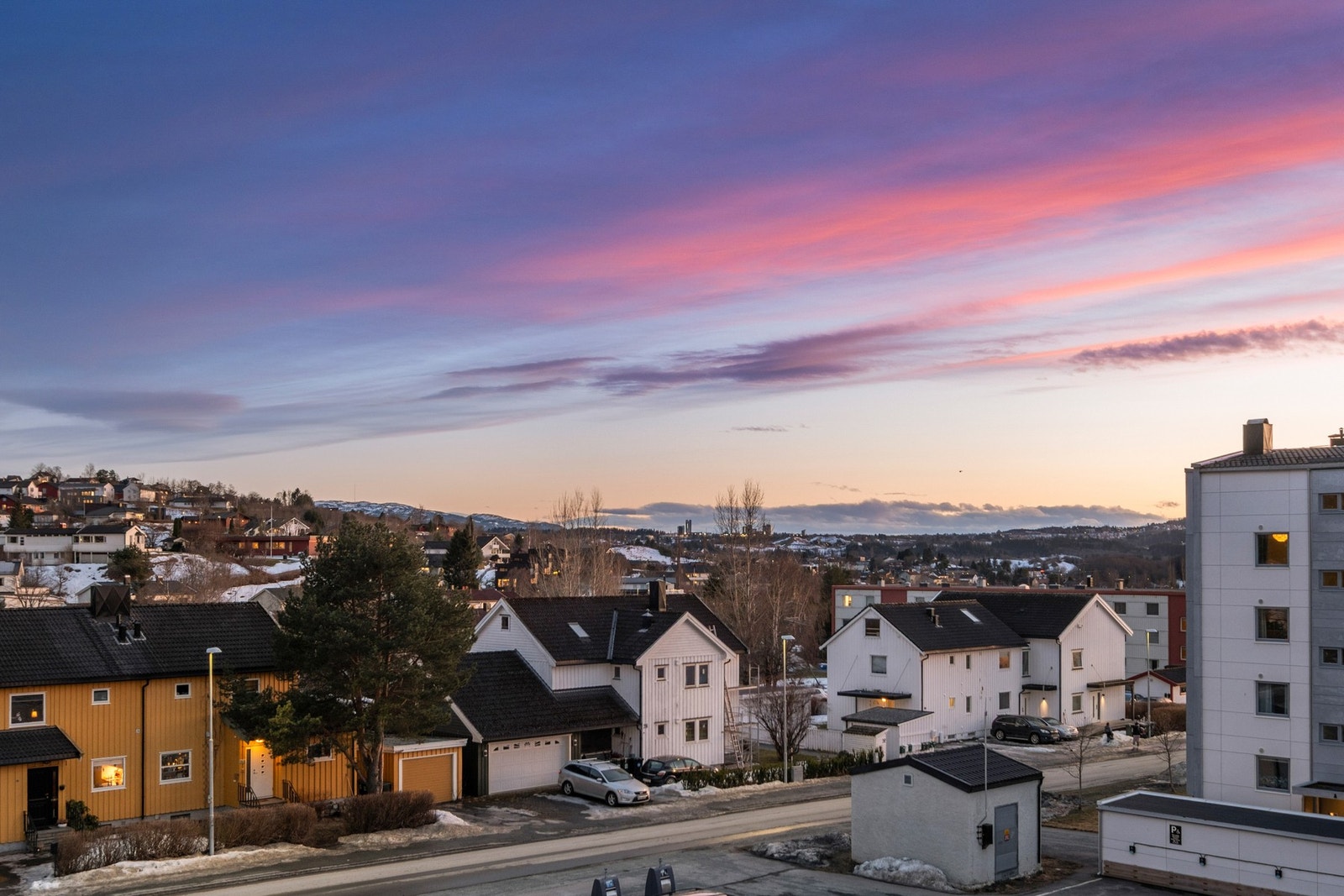 Balkongen er vestvendt og sikrer svært gode solforhold fra tidlig formiddag til sen kveld Galleribilde