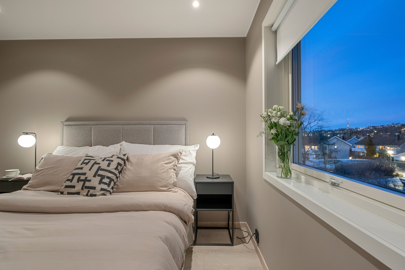 Her er det god plass til ønsket møblement som dobbelseng, garderobeskap, nattbord m.m Galleribilde