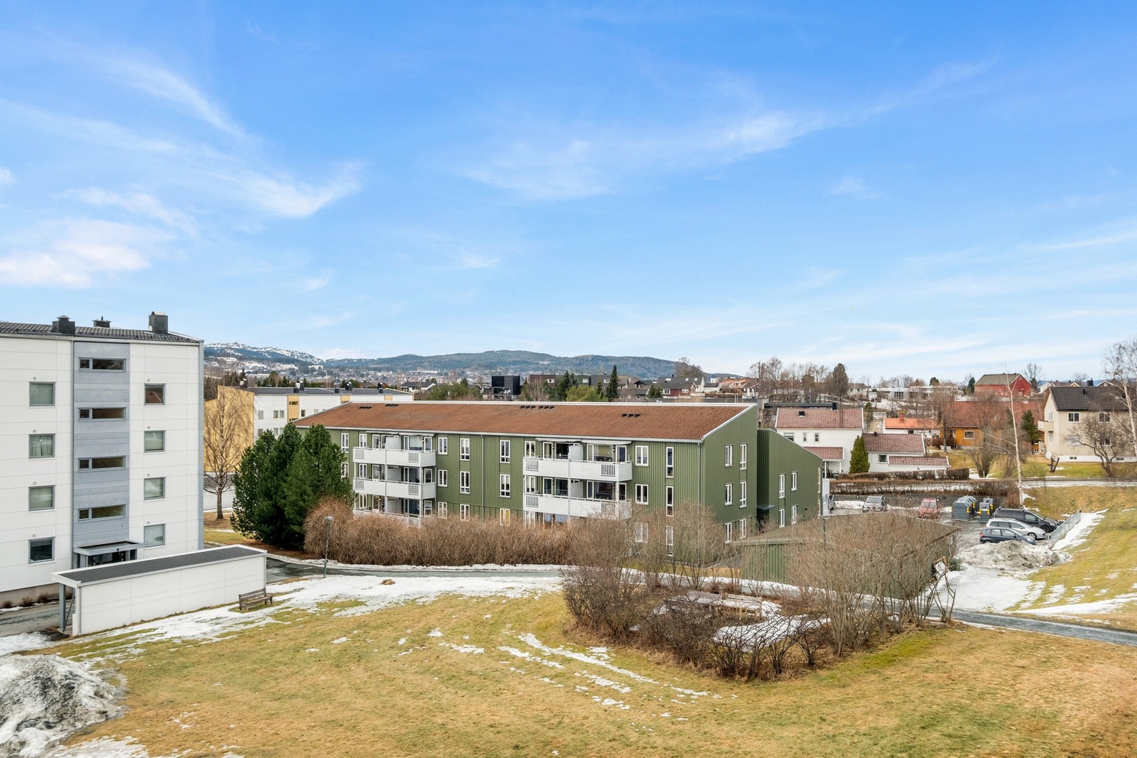 Leiligheten ligger fint til i byggets 3 etasje Galleribilde