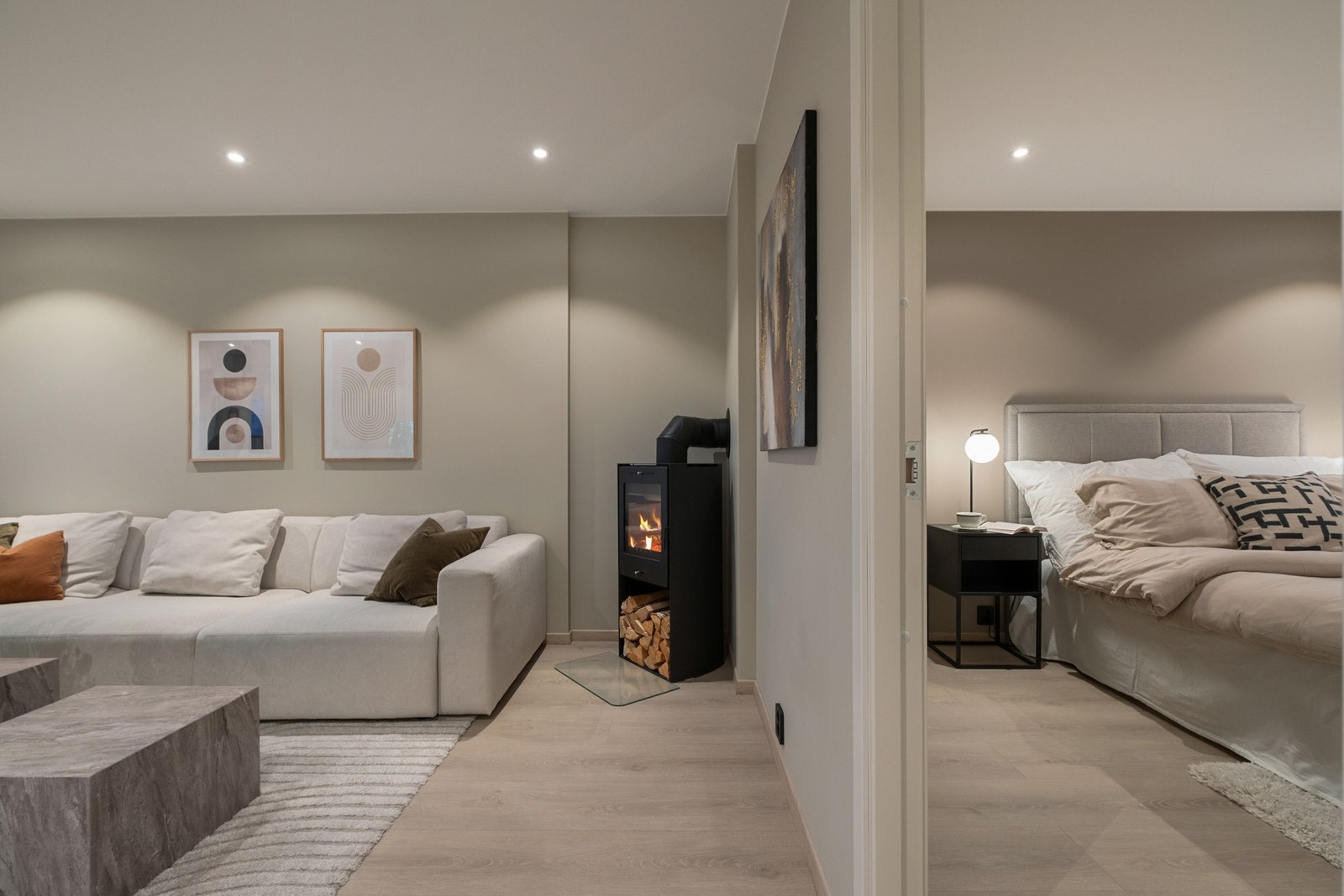 Leiligheten har en stilren og fin vedovn som gir en lun og hyggelig atmosfære i boligen Galleribilde