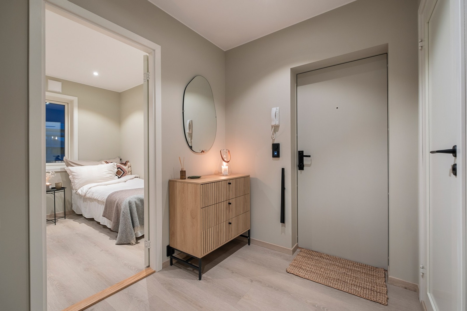 Lys og innbydende entrè med porttrelefon Galleribilde