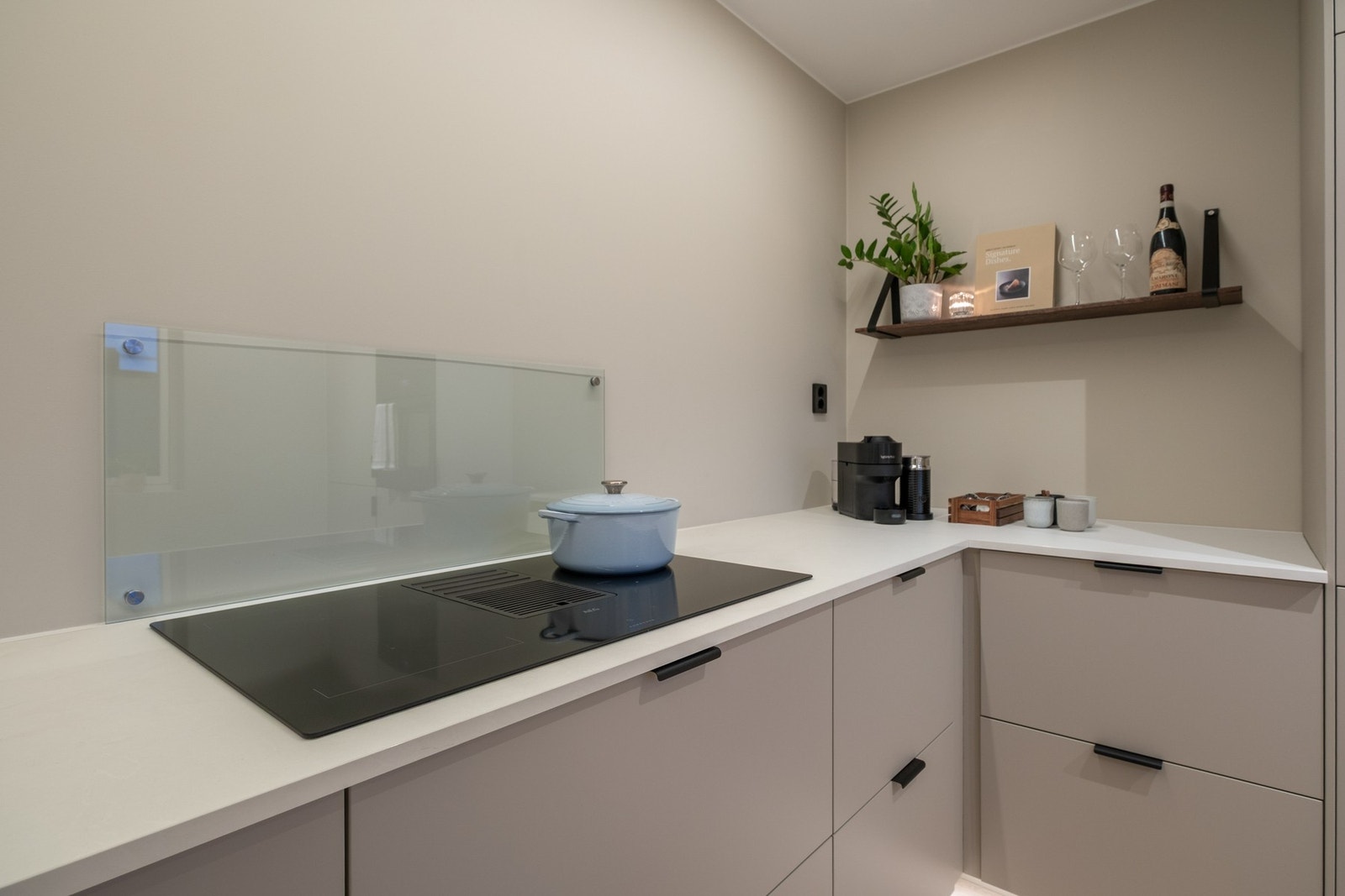 Benkeplaten er i laminat med nedfelt platetopp som har integrert ventilator Galleribilde