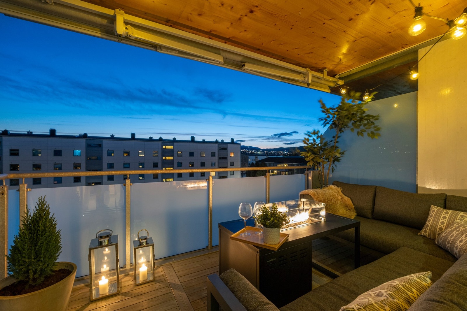 Romslig balkong på 8,9 kvm med god plass til ønsket utemøblement Galleribilde