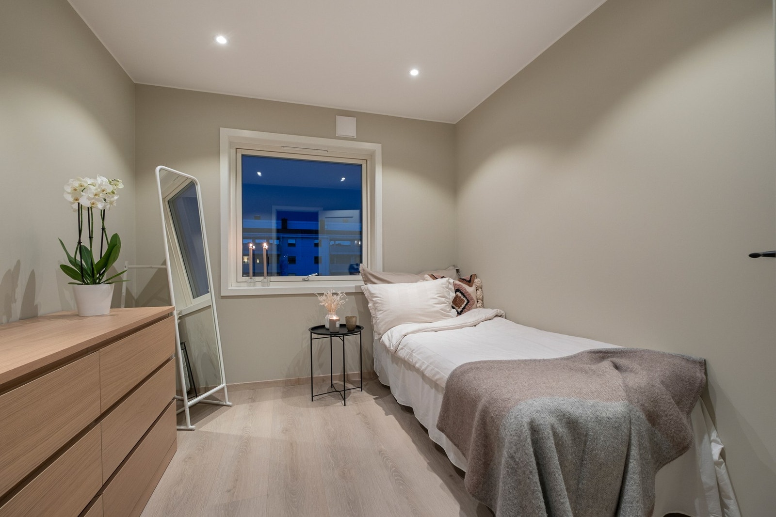 Soverom 2 er også av god størrelse og måler 7,4 kvm Galleribilde