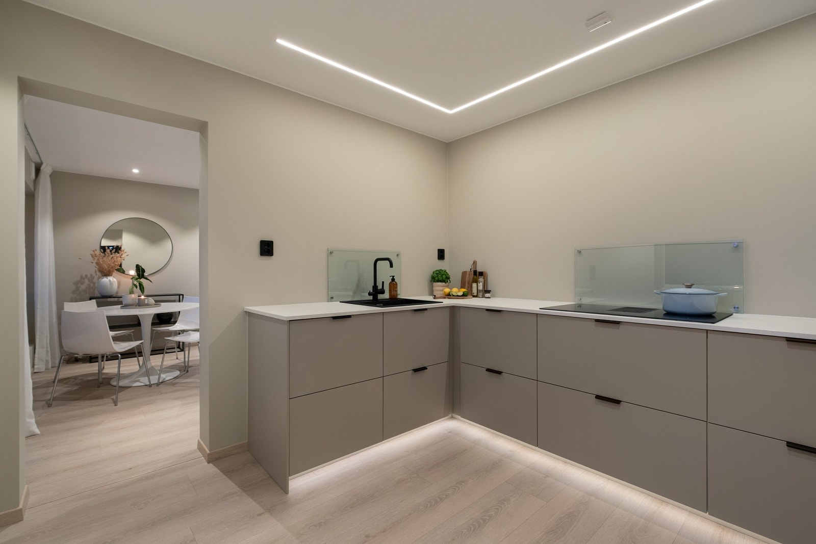 I både himling og under kjøkkeninnredningen er det integrert LED-skinne som en del av de gjennomtenkte detaljene i denne boligen Galleribilde