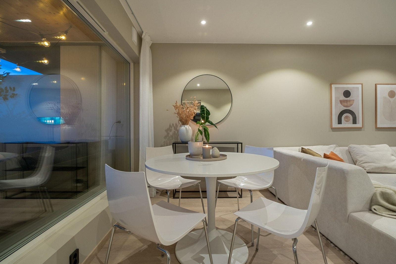 Spisesonen faller naturlig inn i rommet Galleribilde