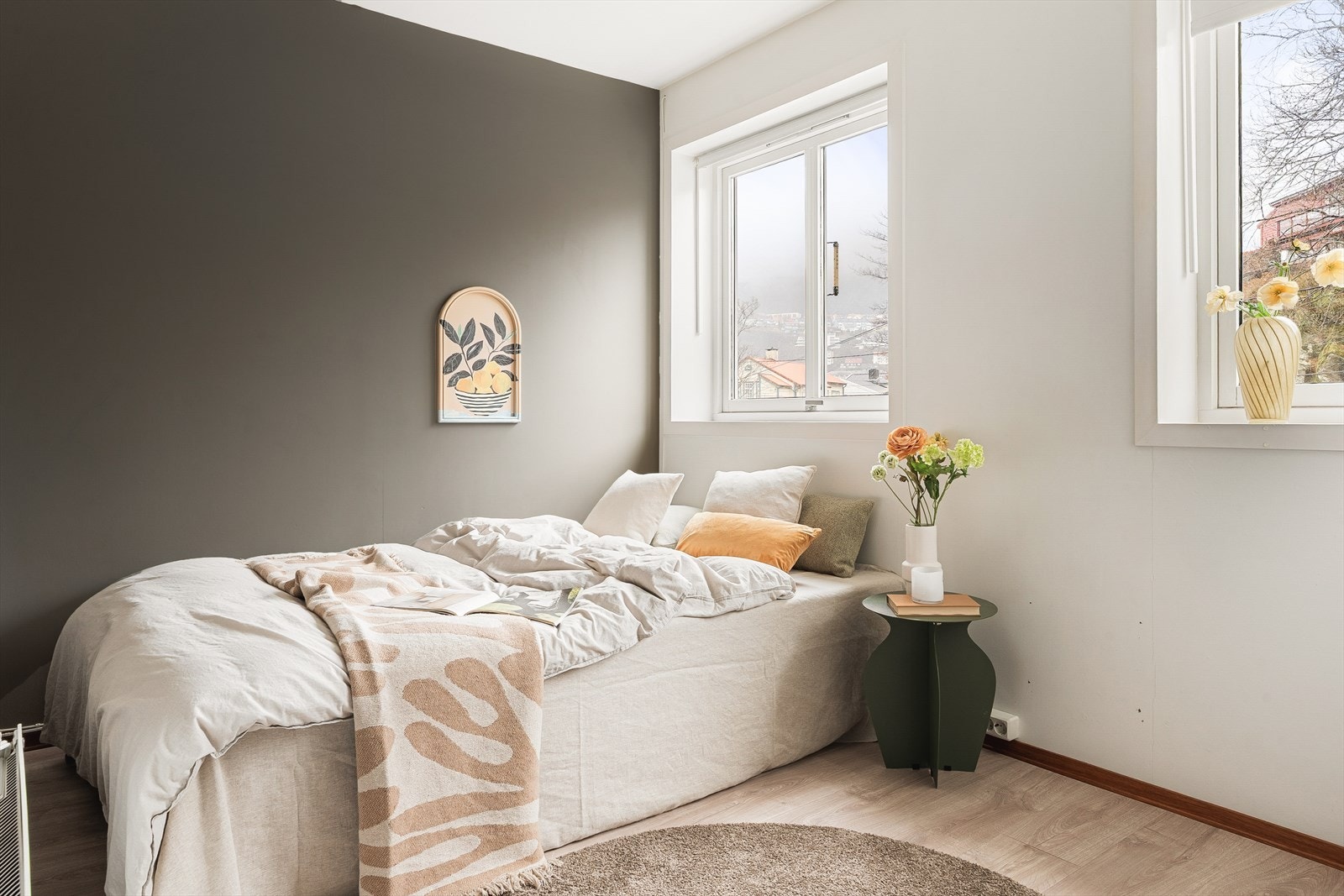 Soverommet måler 7,7 kvm, og er ett av tre soverom. Galleribilde