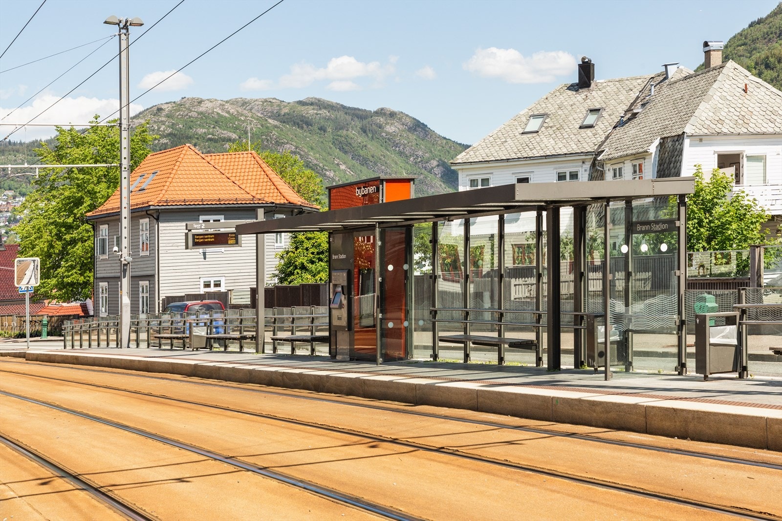 Nærmeste bybanestopp er Brann stadion - kun få minutters gange fra leiligheten. Det er også veldig kort å gå til Wergeland bybanestopp. Galleribilde