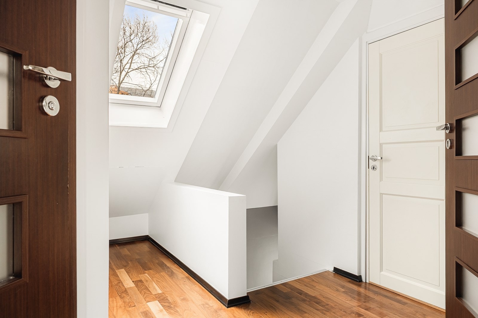 På loftet er det to soverom, et bad og en bod. Galleribilde