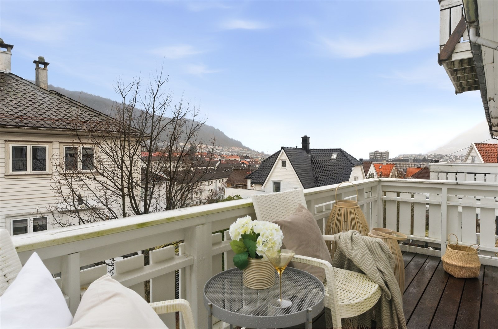 Fra altanen har du utsikt mot Løvstakken og den flotte bebyggelsen til nabolaget. Galleribilde