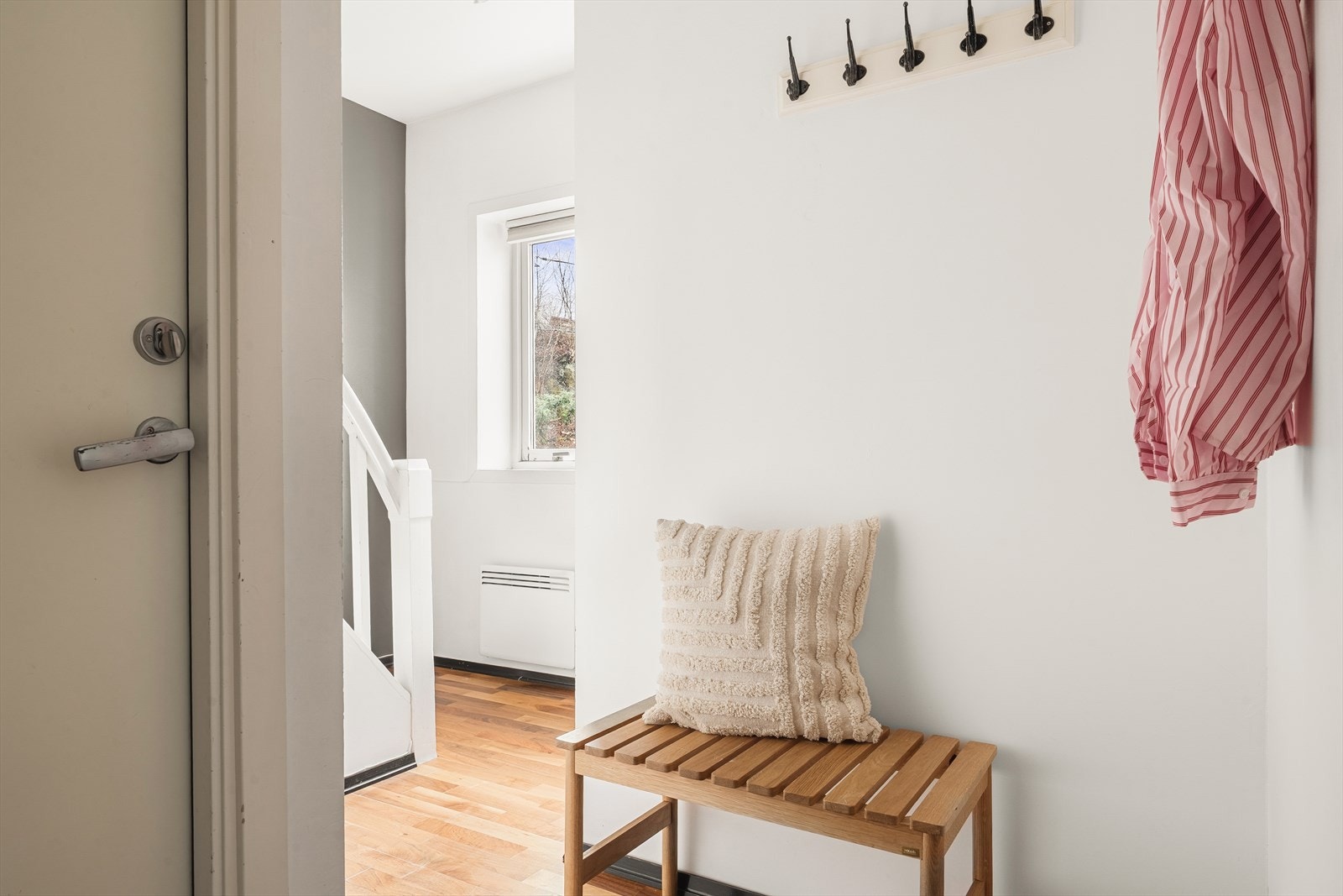 Entreen måler 5,4 kvm og har plass til oppbevaring av sko- og yttertøy. Galleribilde