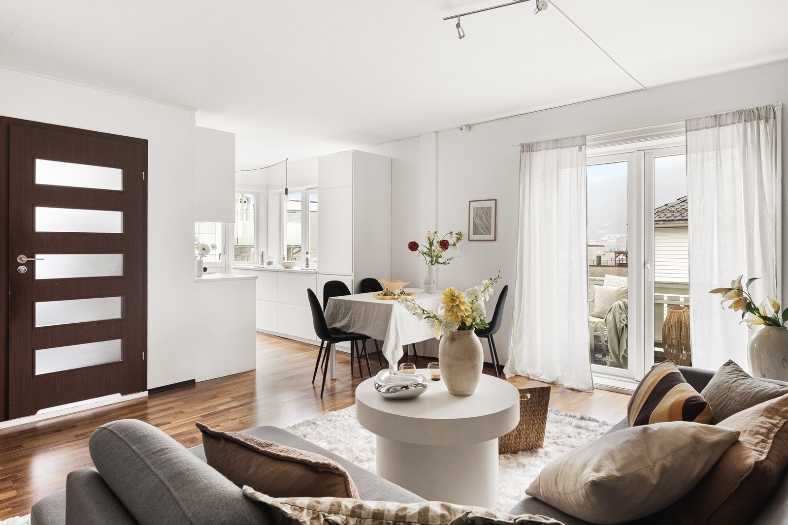 Det er god plass til å innrede med både sofa- og spisegruppe. Galleribilde