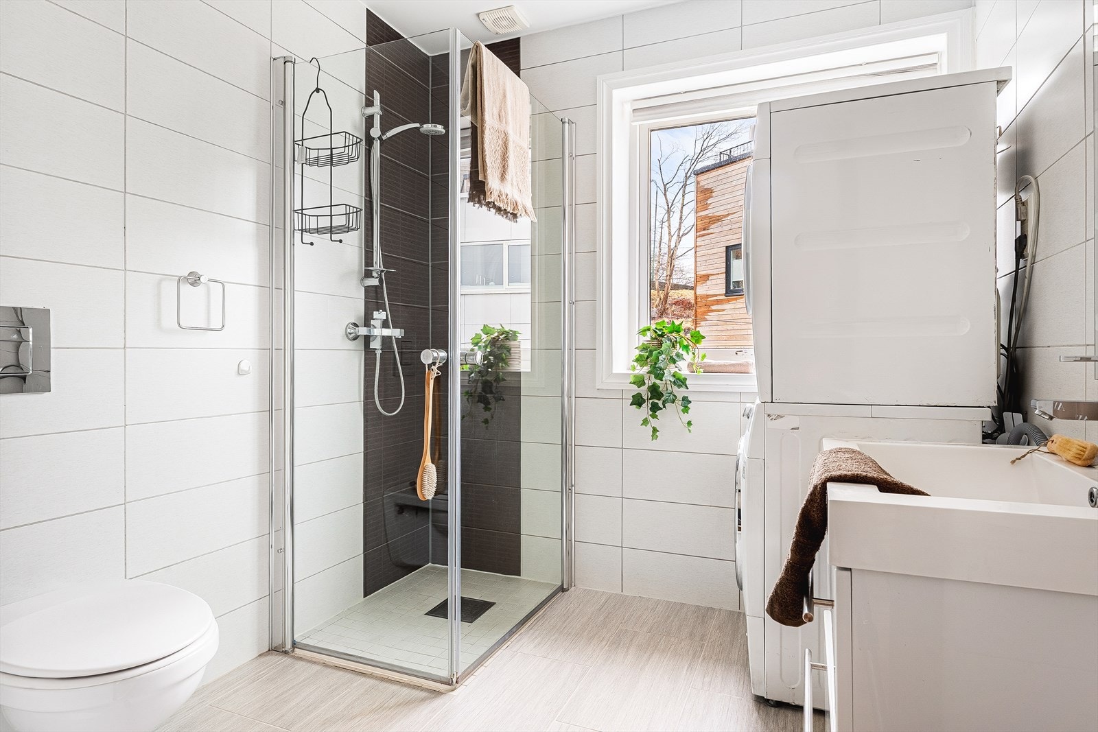 Badet måler 4,3 kvm og har varmekabler i gulv. Galleribilde