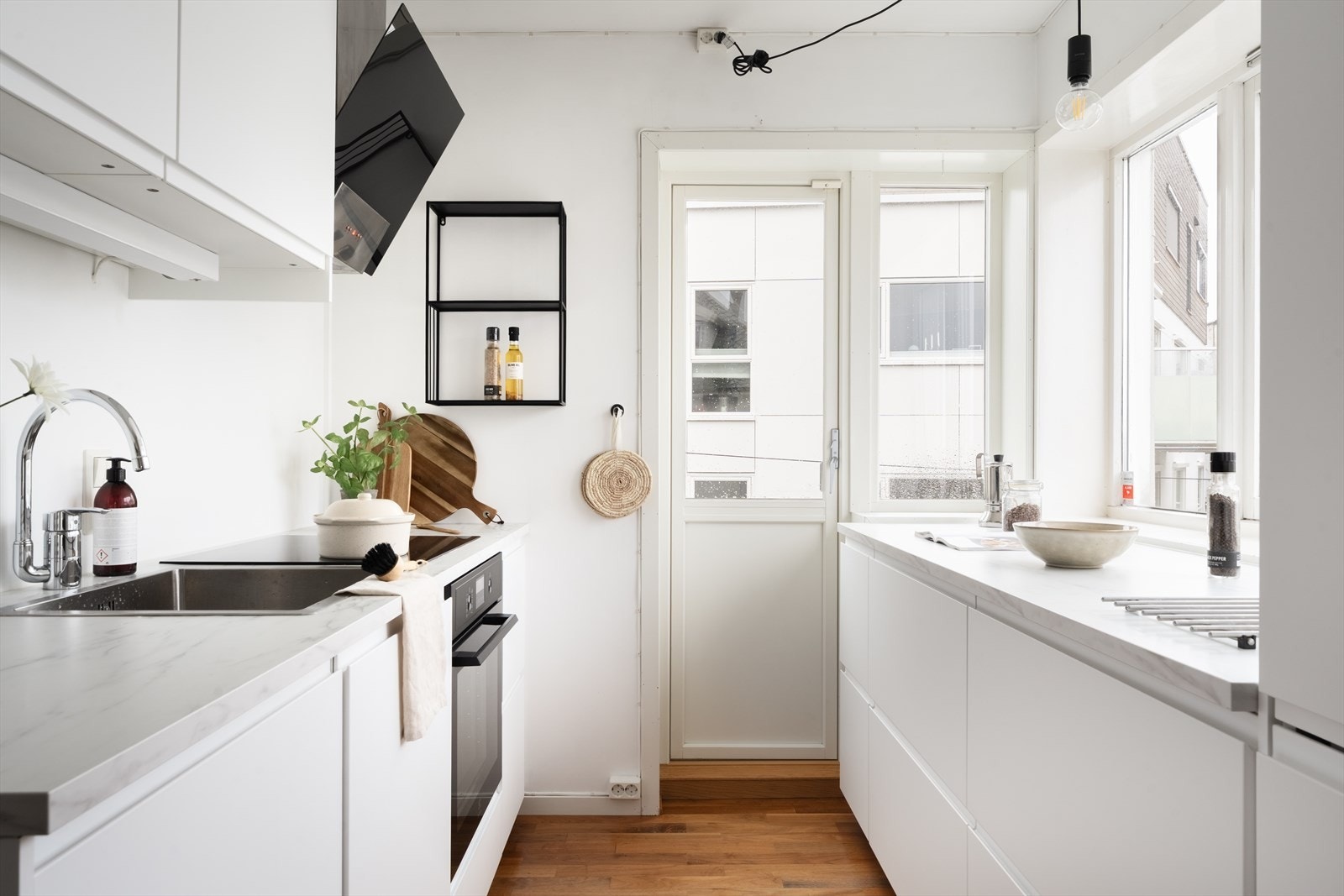 På sine 5,1 kvm er det godt med skap- og benkeplass, her er arealet virkelig benyttet på riktig måte. Galleribilde