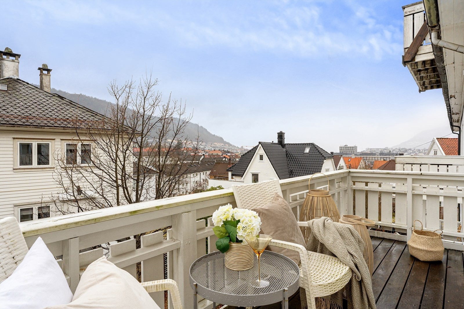 Leiligheten går over to plan og har to herlige uteplasser! Galleribilde