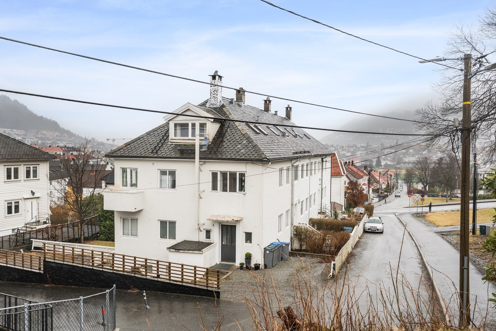 Sameiet består av 3 leiligheter. Leiligheten disponerer én biloppstillingsplass på tomten. Galleribilde