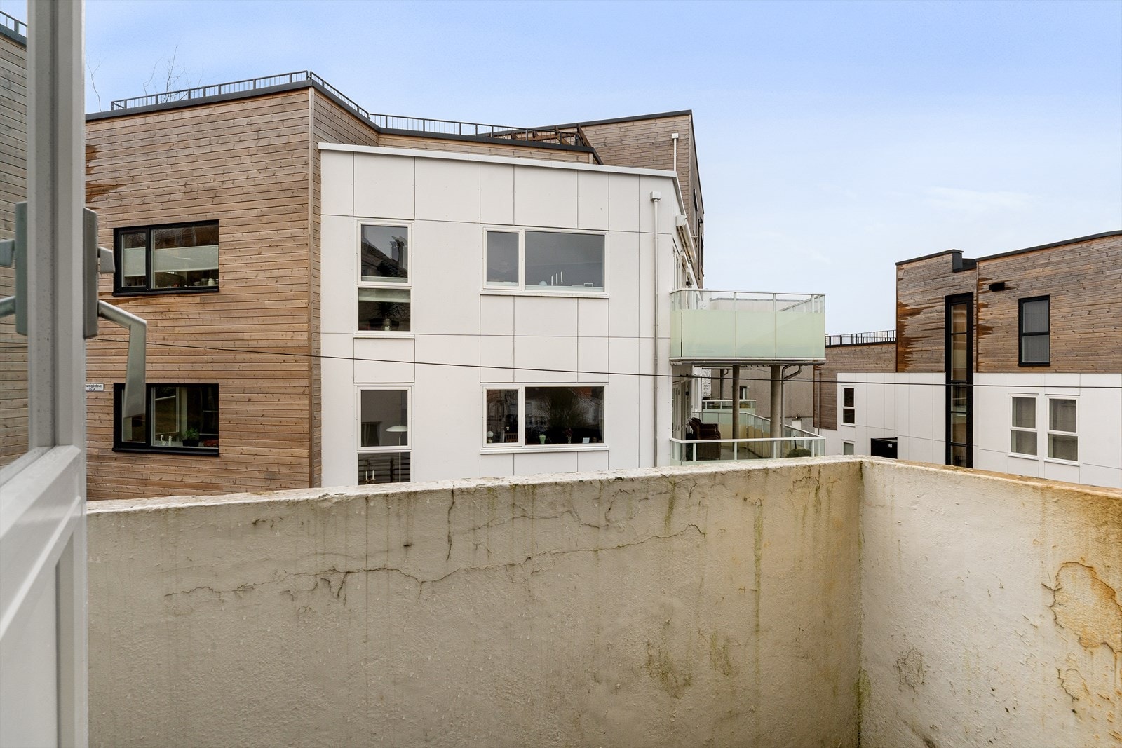 Fra kjøkkenet er det videre tilkomst til en balkong på 2 kvm. Galleribilde