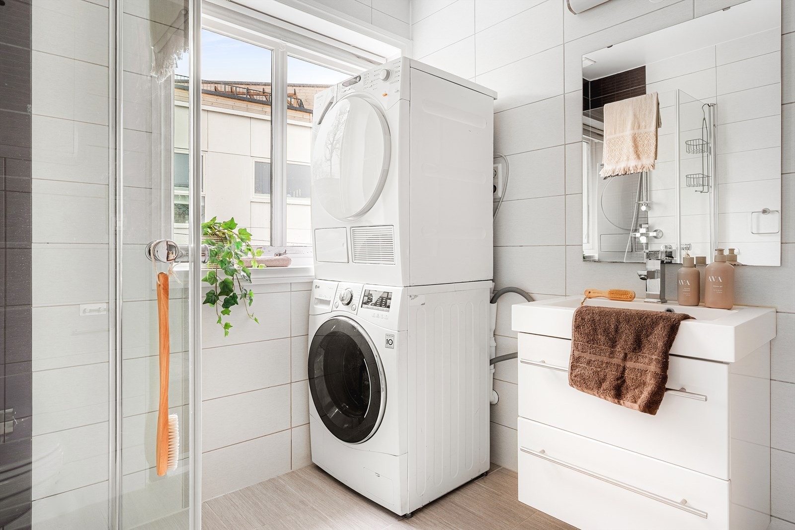 Veggene har fliser, taket er malt og gulvet er flislagt. Galleribilde