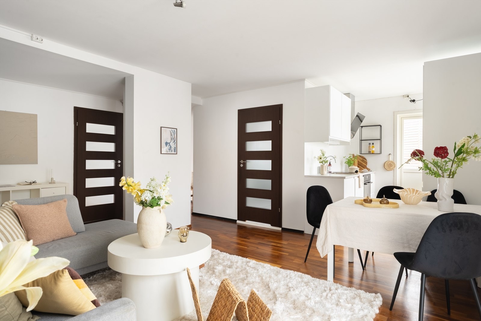 Stuen er romslig og måler hele 25,7 kvm! Galleribilde