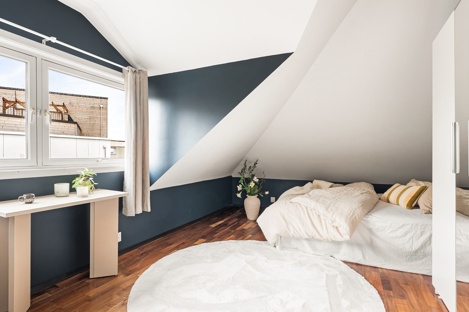 Det ene soverommet på loftet måler 10 kvm. Galleribilde