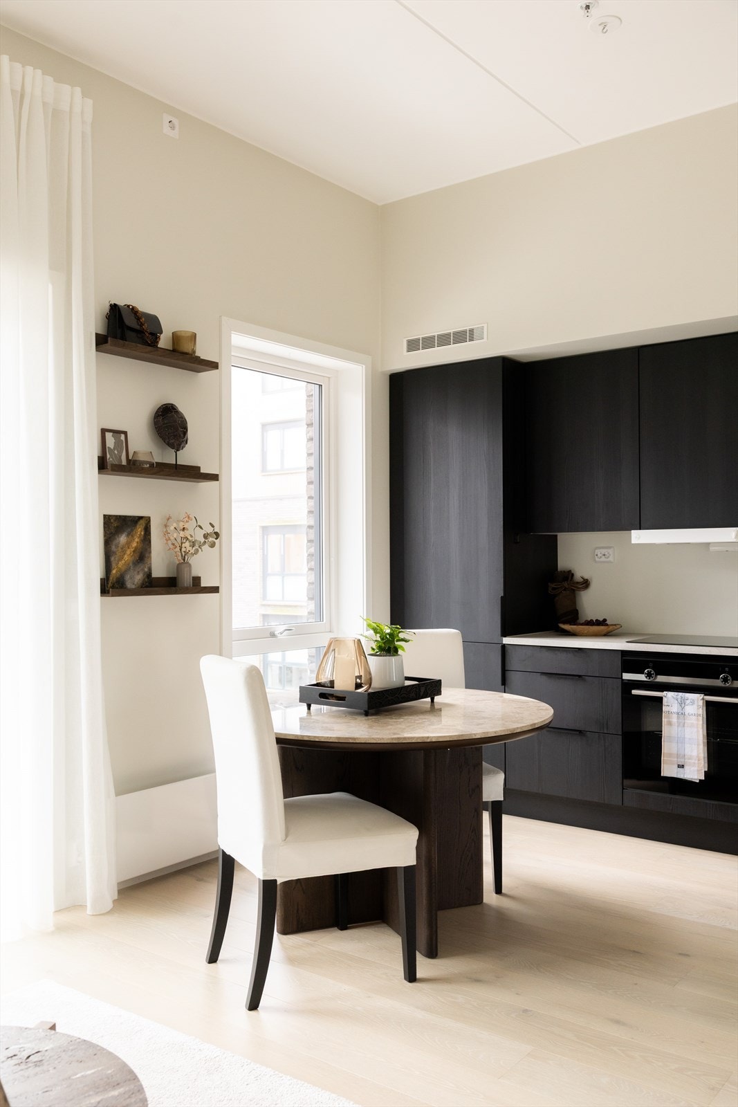 Den åpne løsningen skaper en sosial og funksjonell sammenheng mellom kjøkken og oppholdsrom. Galleribilde