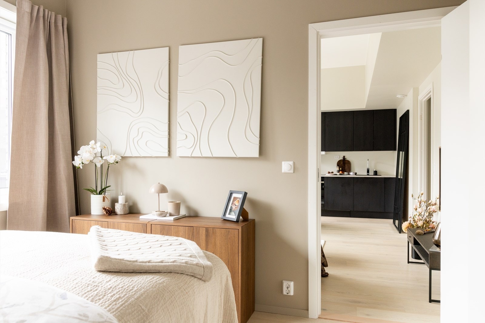 De lune fargevalgene på veggene, sammen med store vindusflater, skaper en lys og behagelig atmosfære. Galleribilde