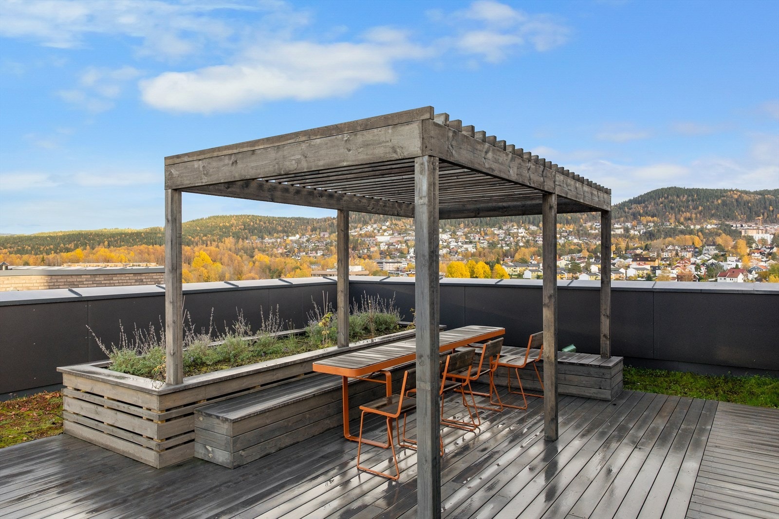 Borettslaget har felles takterrasser med tilhørende parsellhager. Mange arrangerer også felles barnebursdager på takterrassen, noe som skaper et trygt og inkluderende miljø for både barn og voksne. Galleribilde