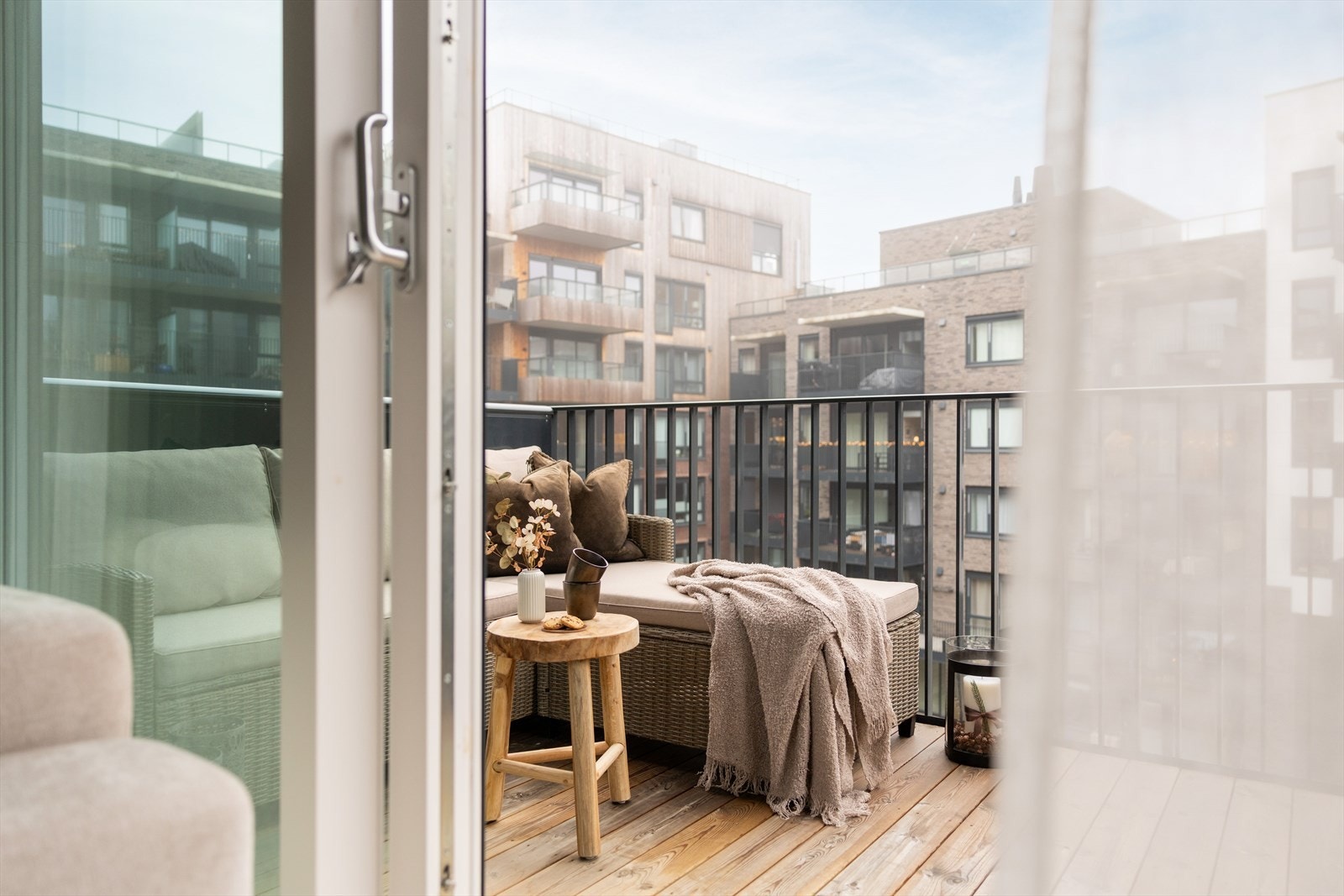 Fra stuen er det utgang til balkongen. Galleribilde