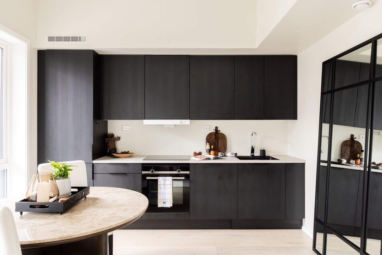 Kjøkkenet er utstyrt med integrerte hvitevarer som platetopp, stekeovn, oppvaskmaskin samt kjøle- og fryseskap. Galleribilde