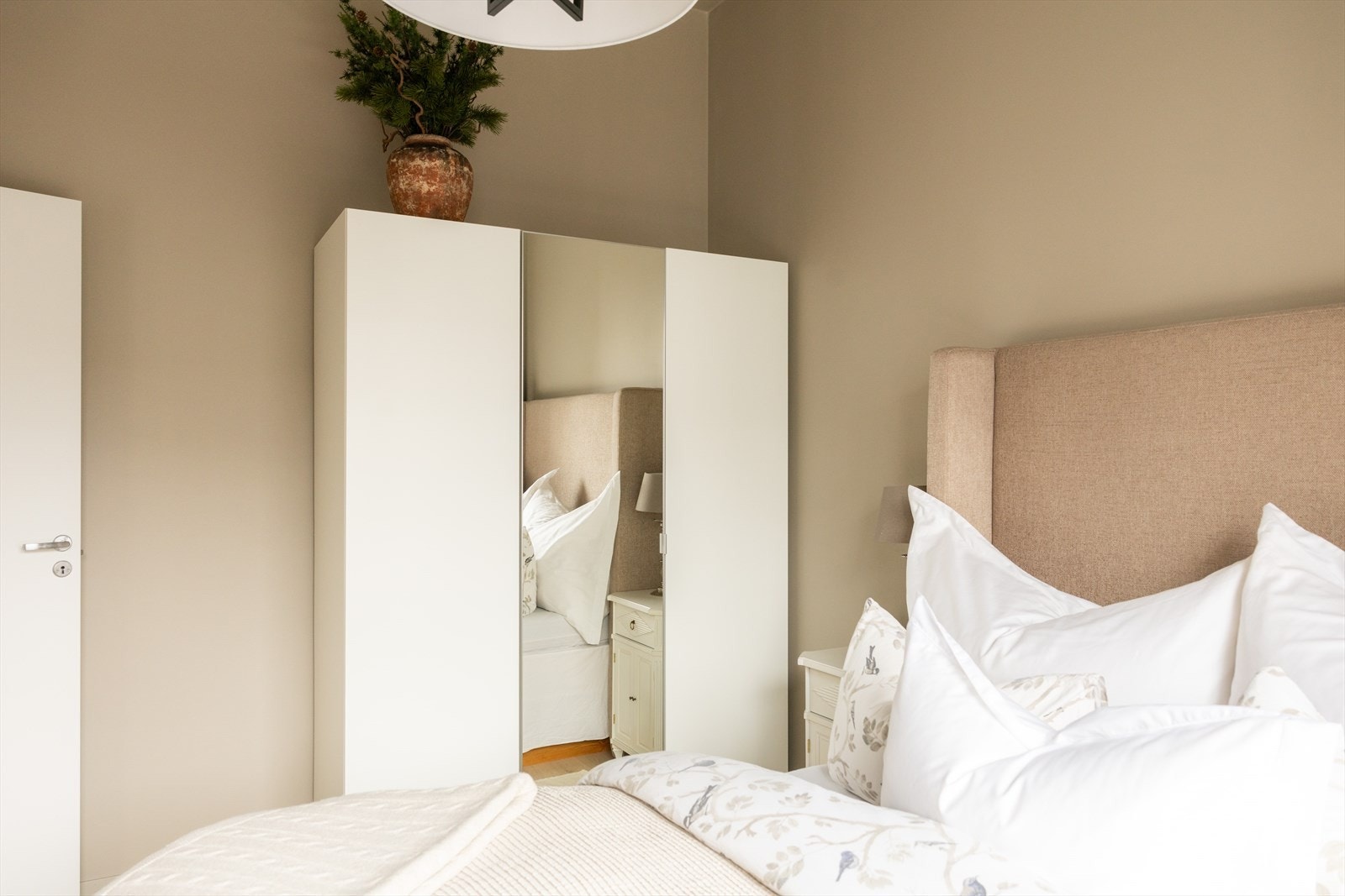 Rommet har også rikelig med oppbevaringsplass i et romslig garderobeskap. Galleribilde