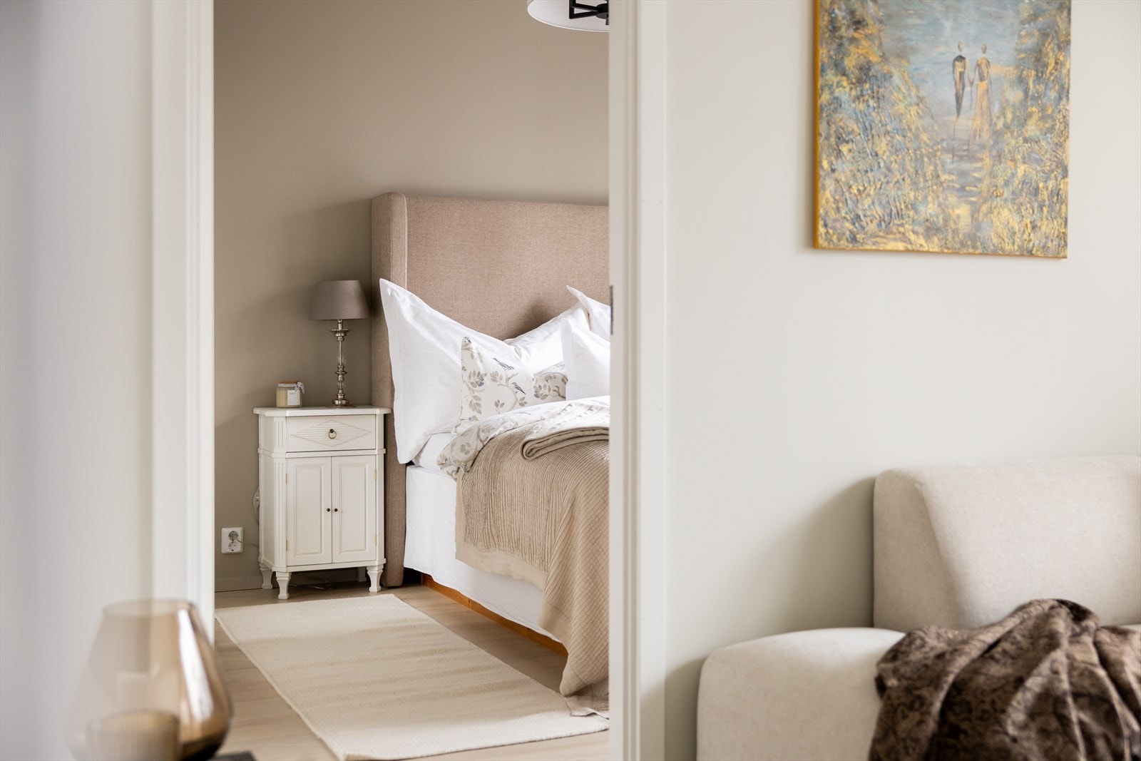 Fra stuen er det adkomst til soverommet. Galleribilde