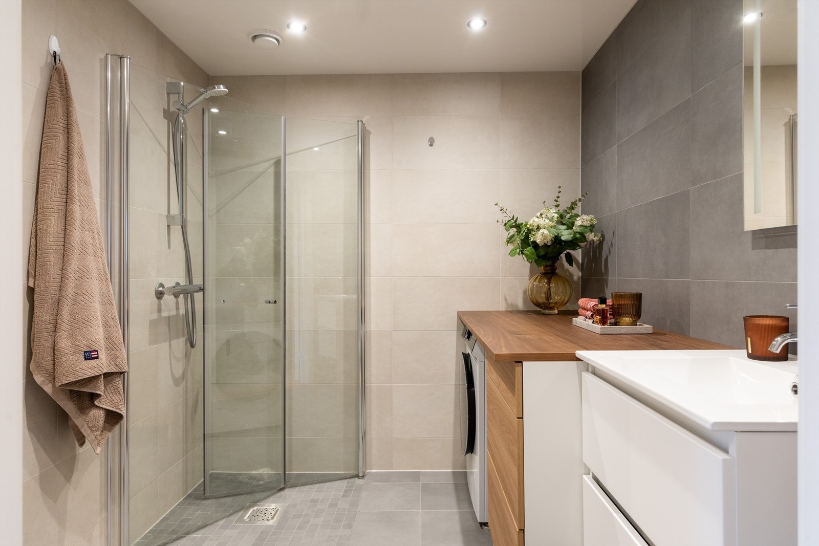 Delikat, flislagt baderom med vannbåren gulvvarme og downlights i himlingen. Galleribilde