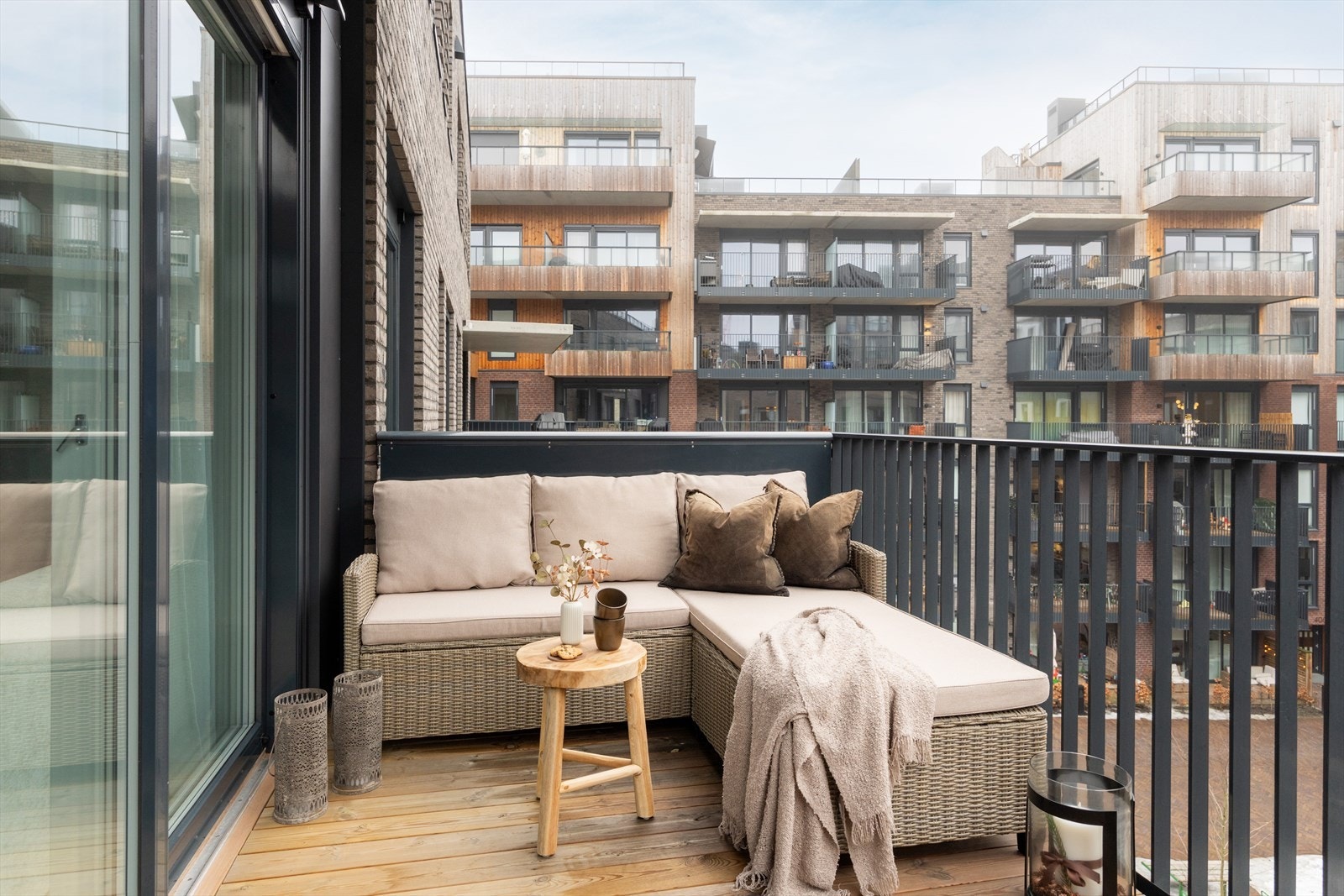 I vår- og sommerhalvåret blir balkongen en naturlig forlengelse av stuen, perfekt for hyggelige stunder med familie og venner. Her kan du enkelt skape en koselig uteoase med utemøbler, beplantning og en gassgrill. Galleribilde