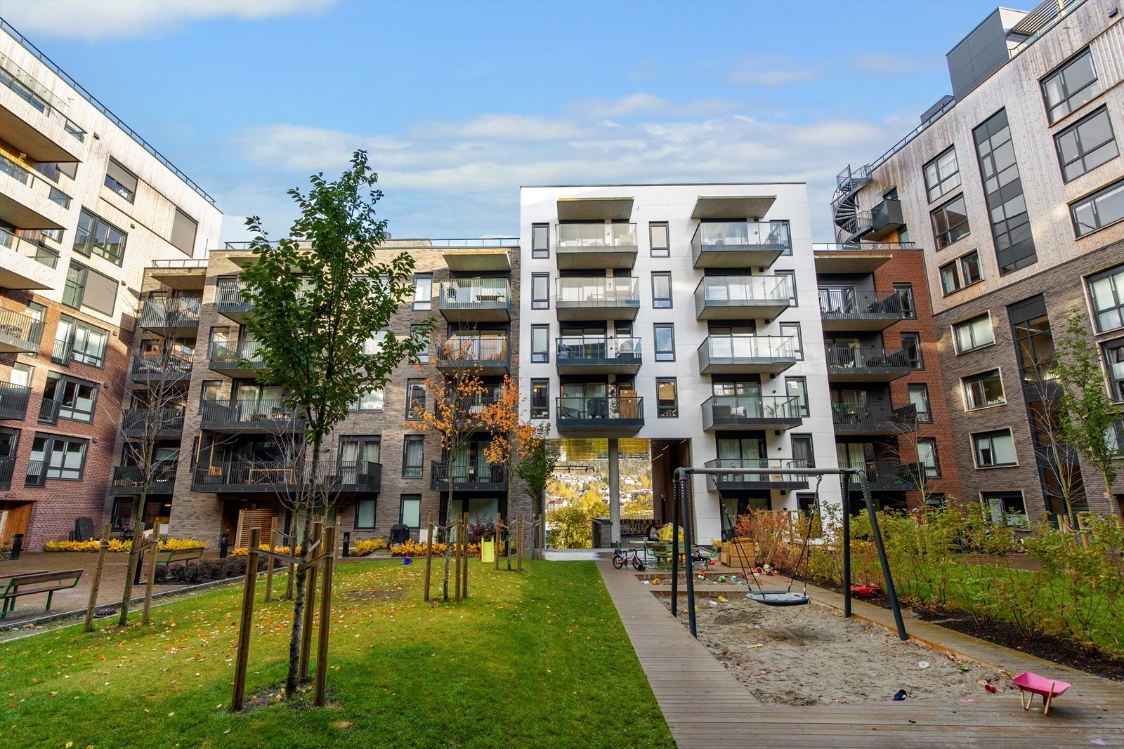 Frysjaparken har et svært godt naboskap, preget av samarbeid og fellesskap. Her hjelper man hverandre med alt fra å låne parkeringsplass til å bytte eller selge barneting, leker og møbler. Galleribilde
