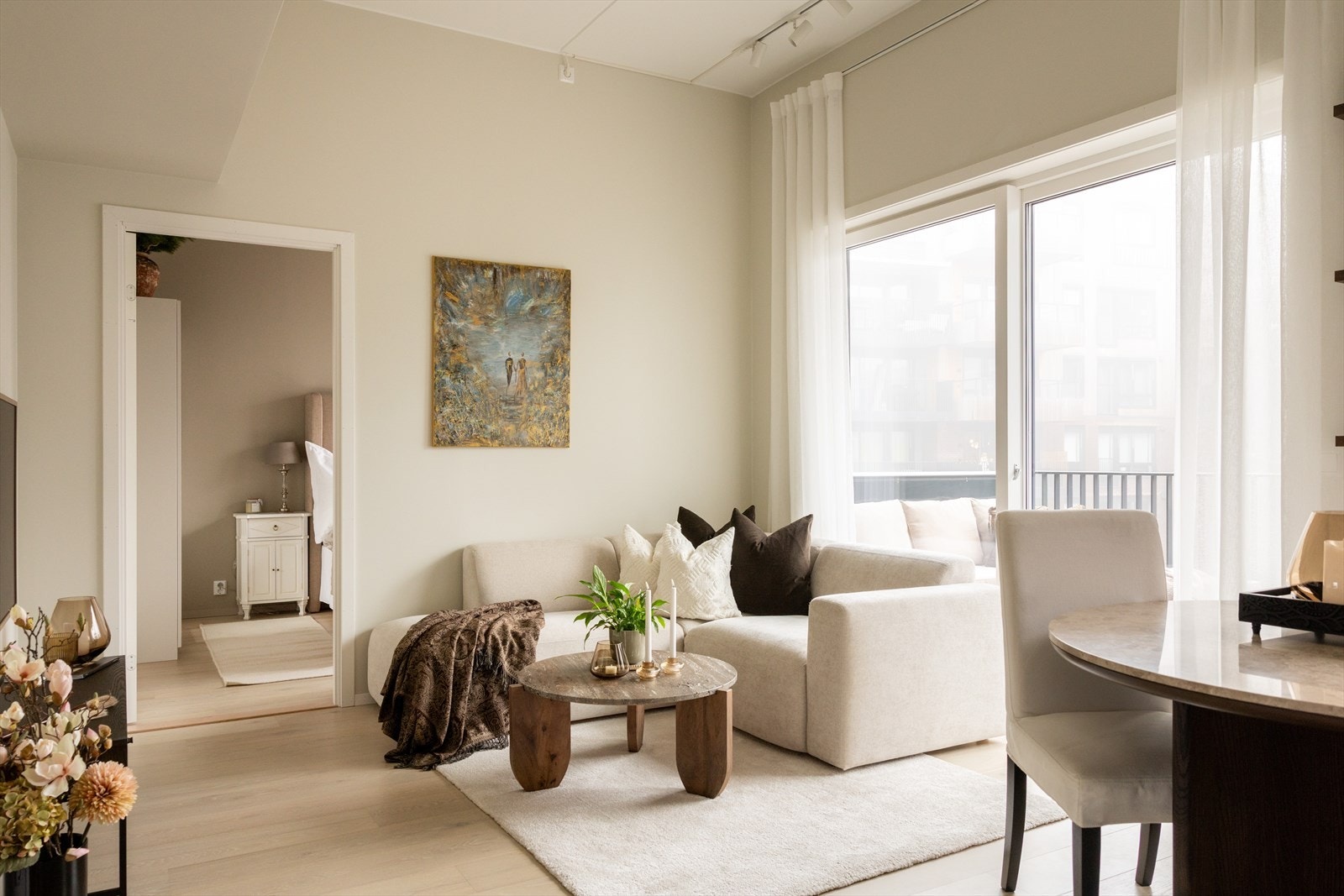 Stuen er lys og luftig, med store vindusflater og god takhøyde som gir rikelig med naturlig lysinnslipp. Galleribilde