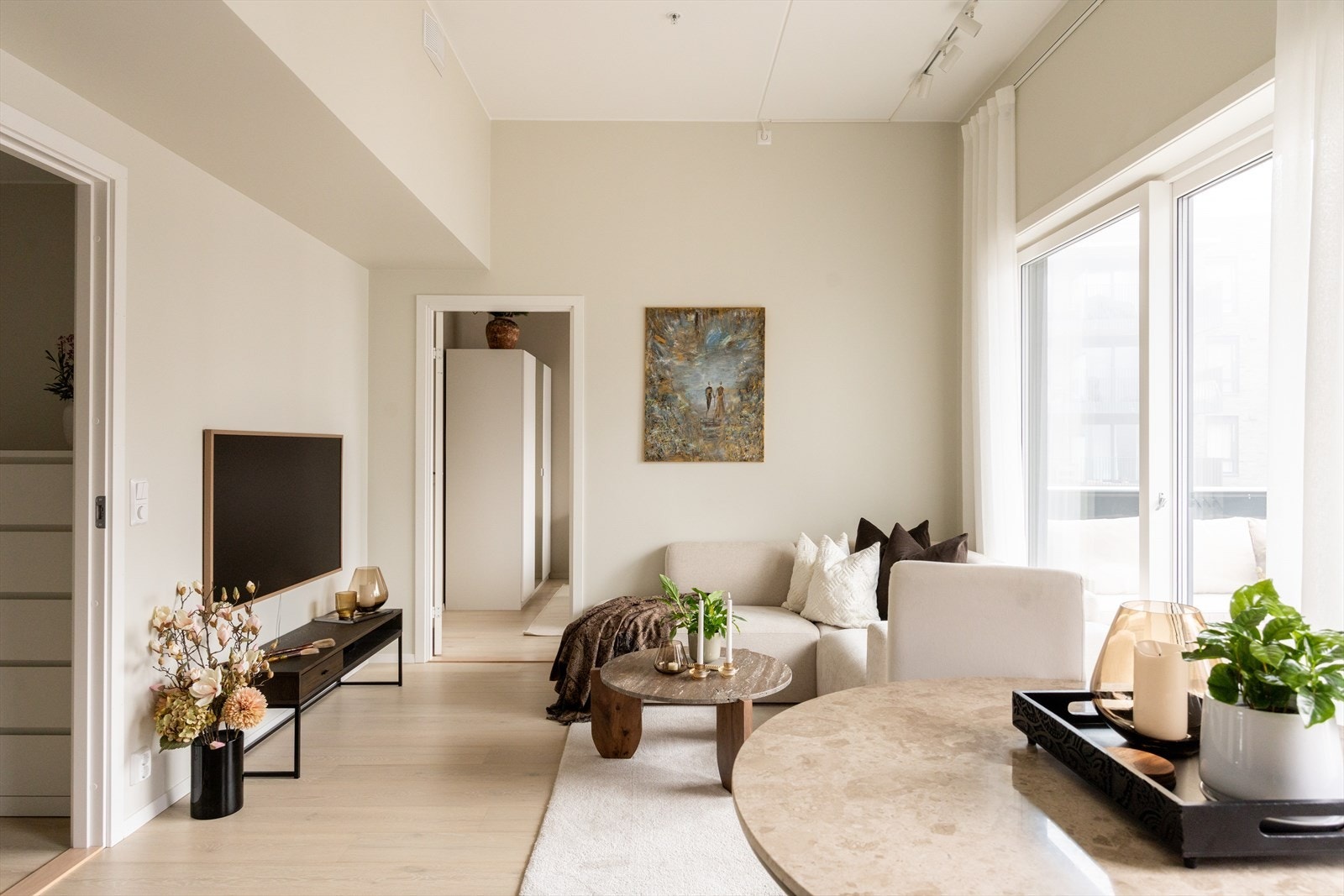 Velkommen til Frysjaveien 40H! Dette er en lys og delikat 2-roms leilighet i 4. etasje med heis, vakkert plassert i populære Frysjaparken. Galleribilde