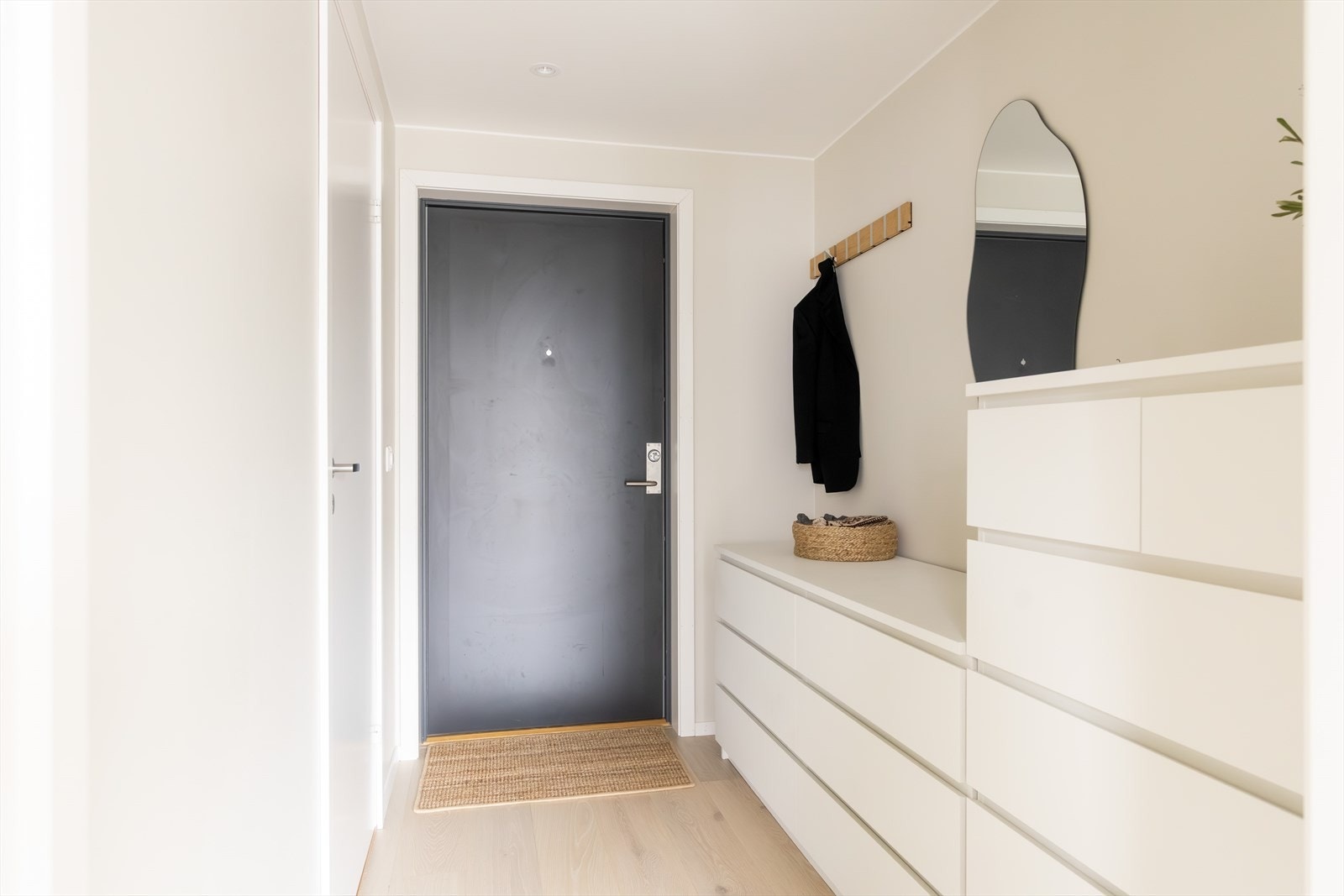 Leiligheten har en innbydende entré med downlights i himlingen, som gir godt lys og skaper et umiddelbart godt førsteinntrykk. Galleribilde