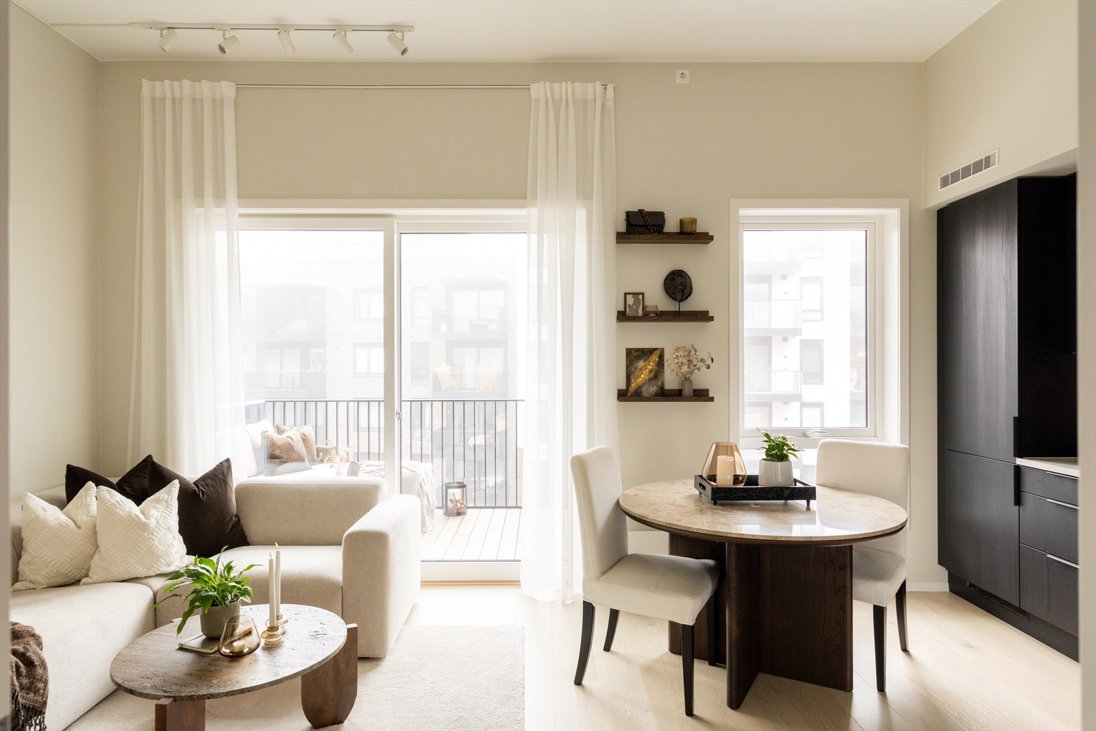 Oppført i 2024 med nybyggaranti, noe som gir økt trygghet for kjøper. Boligen holder moderne standard med tidsriktige materialvalg og løsninger som bidrar til høy bokomfort og energieffektivitet. Galleribilde