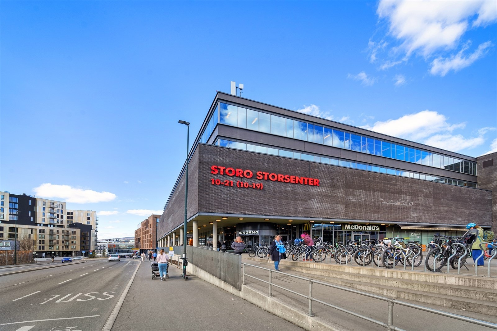 Storo Storsenter er Oslos største kjøpesenter. Senteret har en oversiktlig planløsning og en spennende miks av 130 butikker, spisesteder og tjenester. Galleribilde