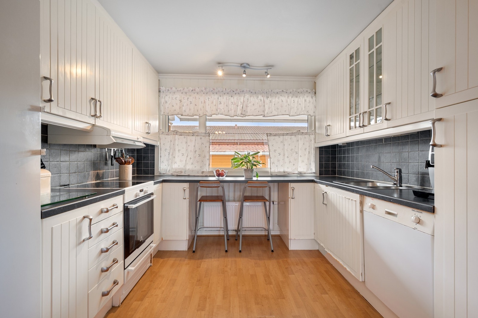 Kjøkken med god skap- og benkeplass. Utstyrt med opplegg for oppvaskmaskin. Galleribilde