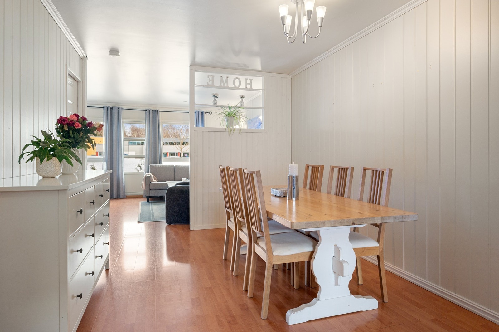 God plass til stor spisegruppe i skille mellom stue og kjøkken. Galleribilde